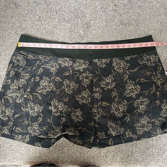 Athleta Trekkie North Printed Short in Terra Firma Olive - Picture 12 of 14